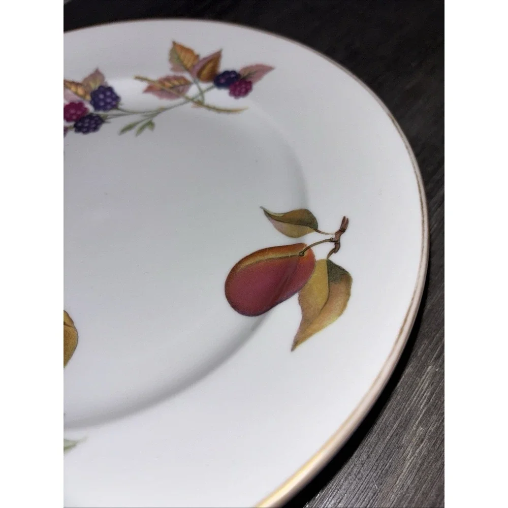 VINTAGE SET OF FOUR ROYAL WORCESTER EVESHAM GOLD PORCELAIN SALAD PLATES 8-1/4